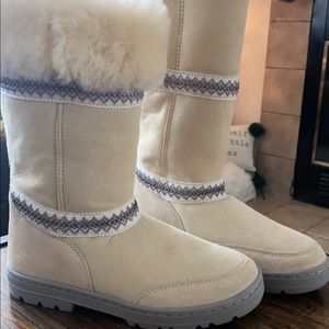 UGG SUNDANCE REVIVAL WHITE BOOTS